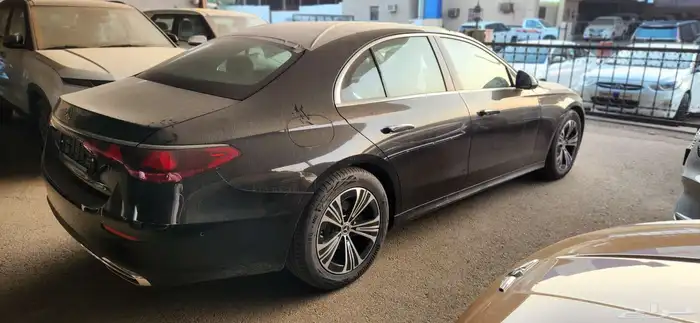 مرسيدس E200 اصفار موديل 2025 عرض خاص 10