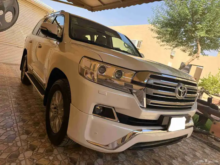 لاندكروزر GXR موديل 2018 سعودى شبه الجديد شرط - ممشى قليل 2