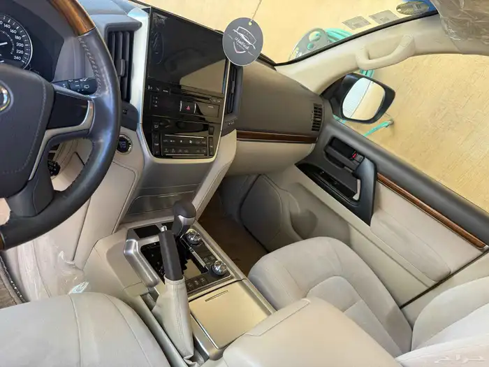 لاندكروزر GXR موديل 2018 سعودى شبه الجديد شرط - ممشى قليل 14