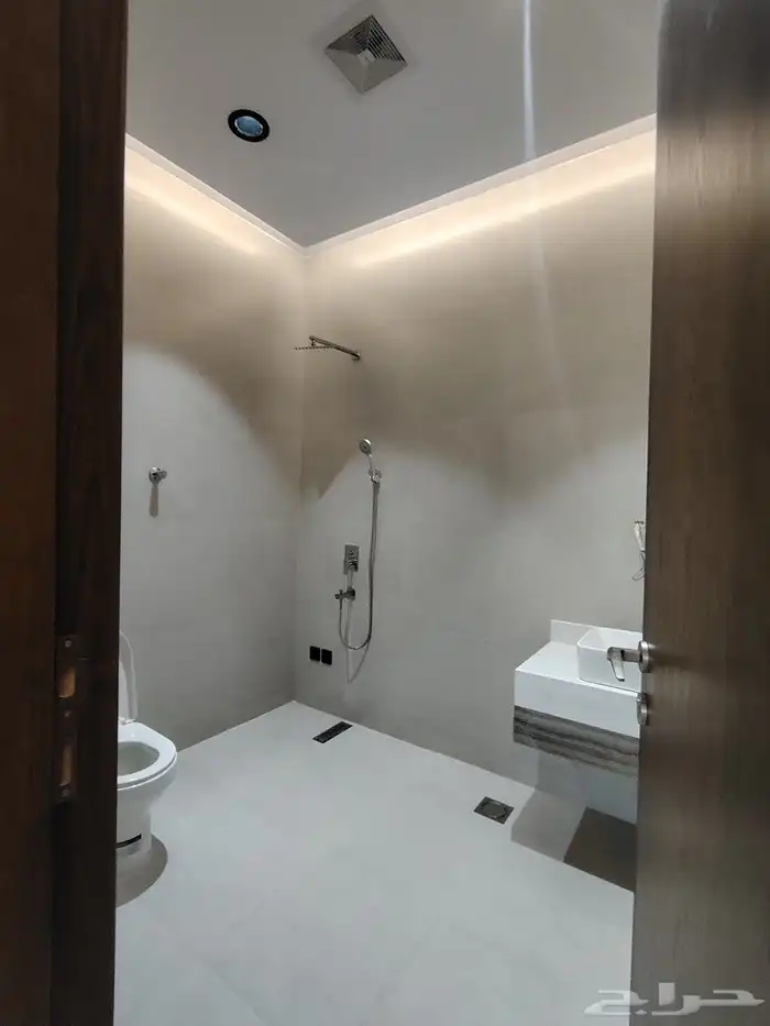 للبيع شقق علويه مع ملحق خاص وسطح تشطيب VIP 13