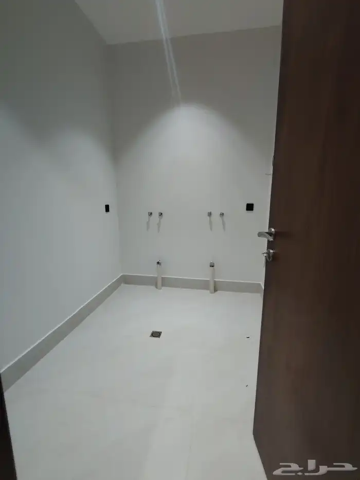 للبيع شقق علويه مع ملحق خاص وسطح تشطيب VIP 11