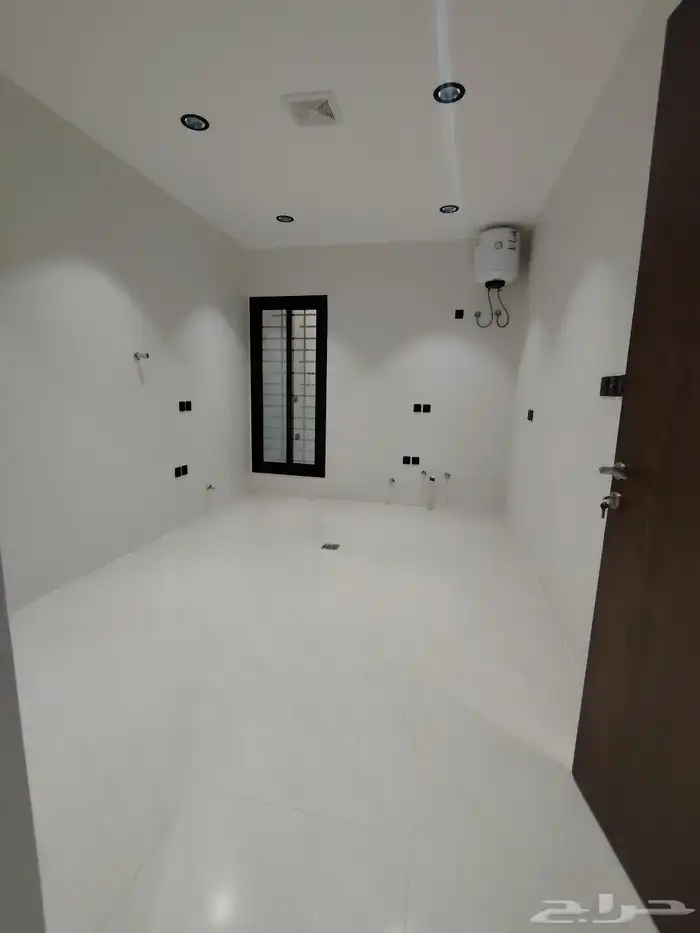 للبيع شقق علويه مع ملحق خاص وسطح تشطيب VIP 4