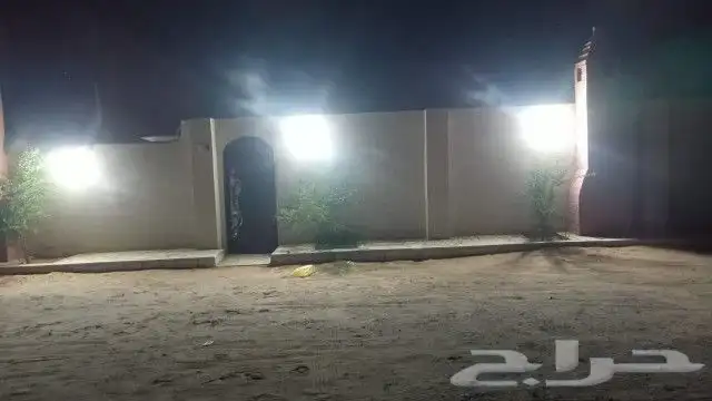 شاليه للايجار الشهري مكون من مشب ومجلس مكيف و 6