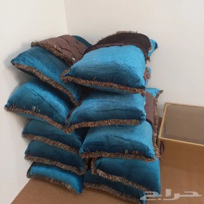 طاول مع مخاد 0