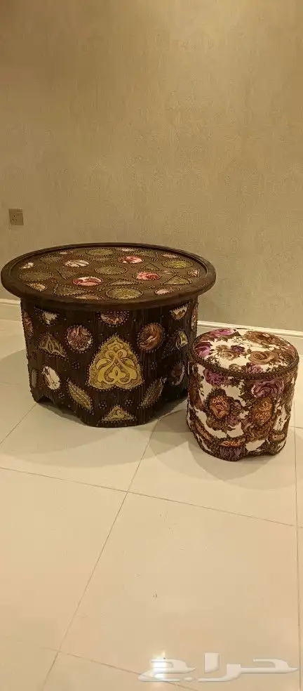 طاولة مستديرة أثرية تحفة طاولة وعدد 2 كراسي دائرية 0