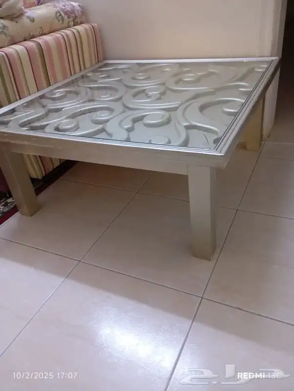 طاوله زجاج بقاعدة خشب للبيع أعلى سوم 1