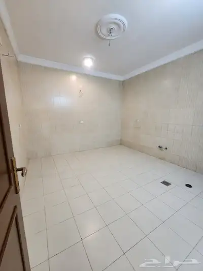 شقة للايجار مكونه من 4 حي الريان 9
