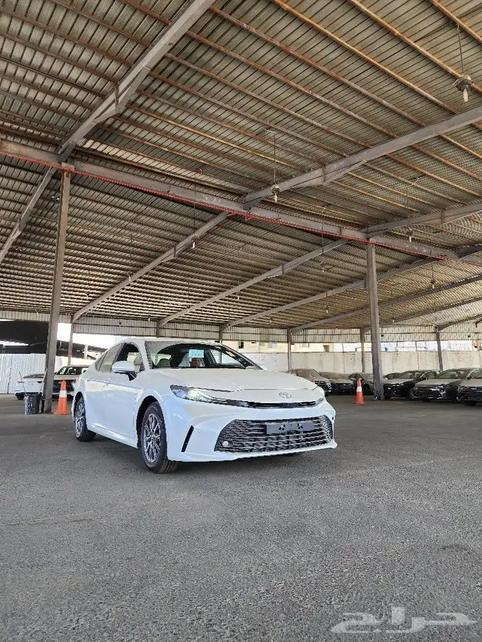 تويوتا كامري بنزين E موديل 2025 6