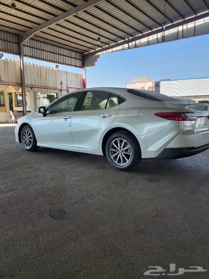 تويوتا كامري بنزين E موديل 2025 1