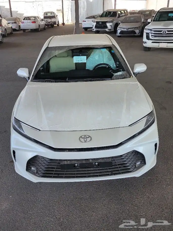 تويوتا كامري بنزين E موديل 2025 3