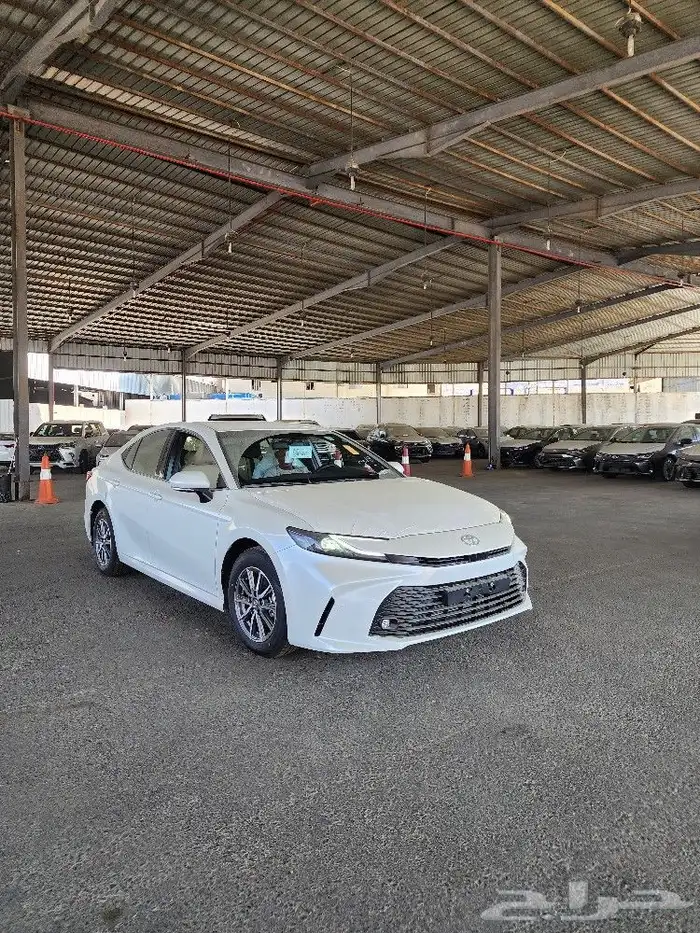 تويوتا كامري بنزين E موديل 2025 4