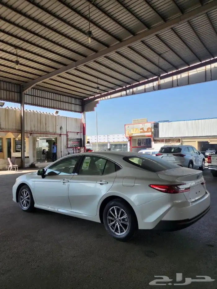 تويوتا كامري بنزين E موديل 2025 8