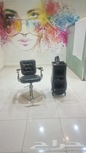 أغراض مشغل شبه جديدة عدد 6 مرايا و6 كراسي وعدد اتنين سرير 8