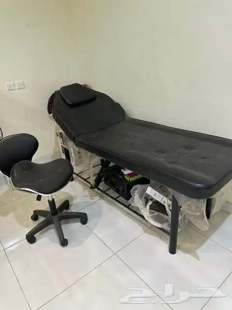 أغراض مشغل شبه جديدة عدد 6 مرايا و6 كراسي وعدد اتنين سرير 7