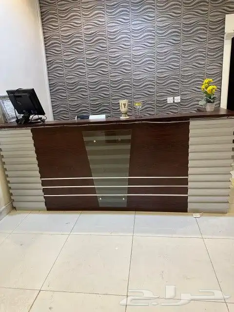 أغراض مشغل شبه جديدة عدد 6 مرايا و6 كراسي وعدد اتنين سرير 3
