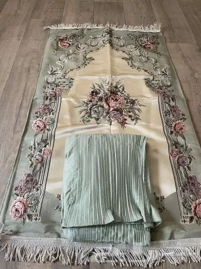 اطقم صلاه مع مصاحف مطرزه بالاسماء 3