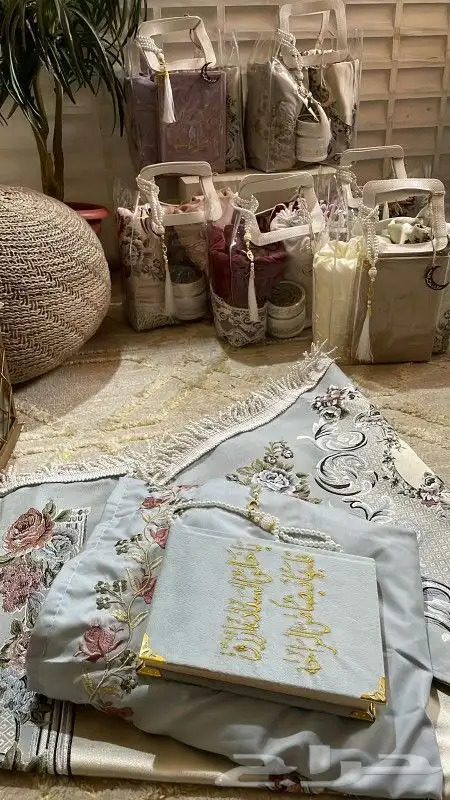 اطقم صلاه مع مصاحف مطرزه بالاسماء 8