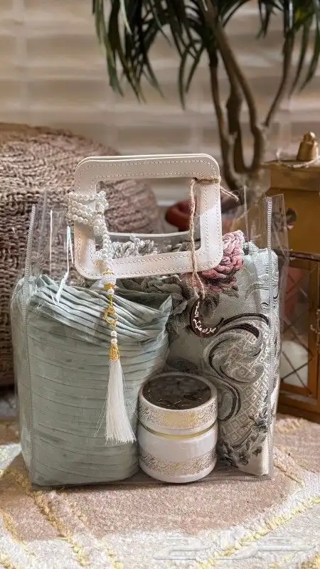 اطقم صلاه مع مصاحف مطرزه بالاسماء 10