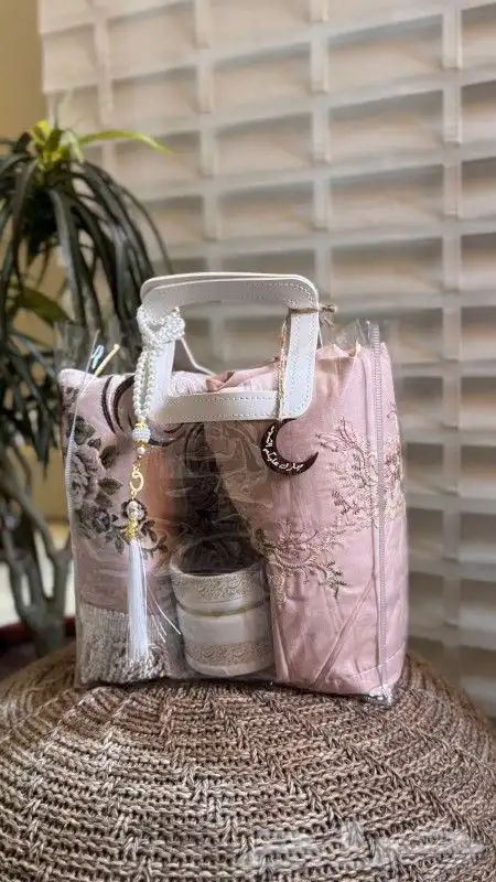 اطقم صلاه مع مصاحف مطرزه بالاسماء 12