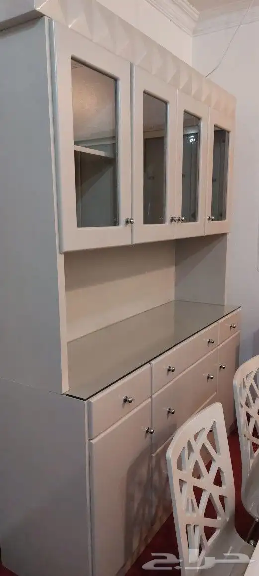 طاولة طعام شبه جديدة 2