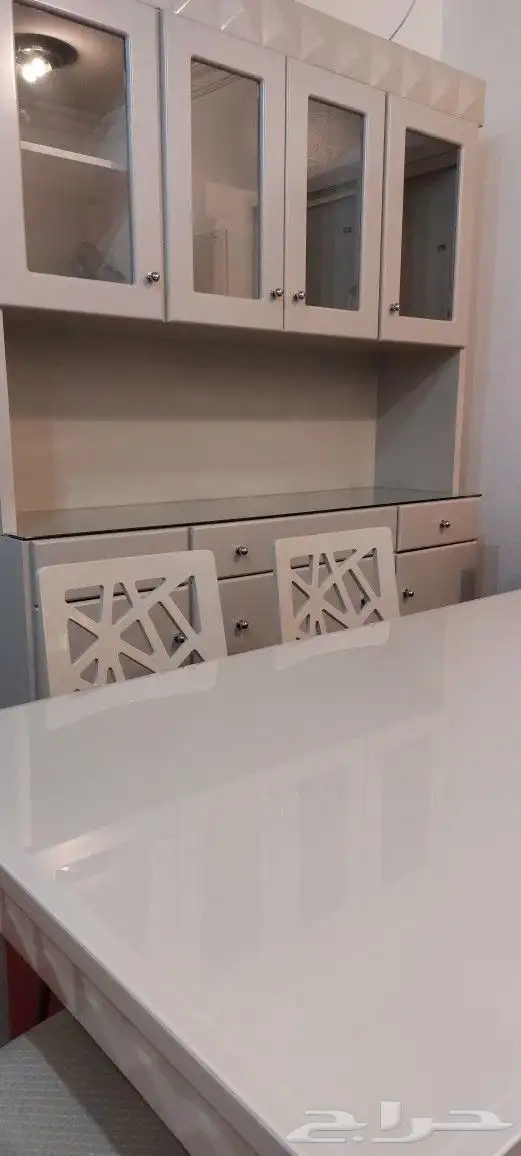 طاولة طعام شبه جديدة 3