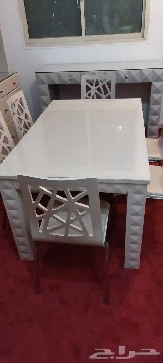 طاولة طعام شبه جديدة 1