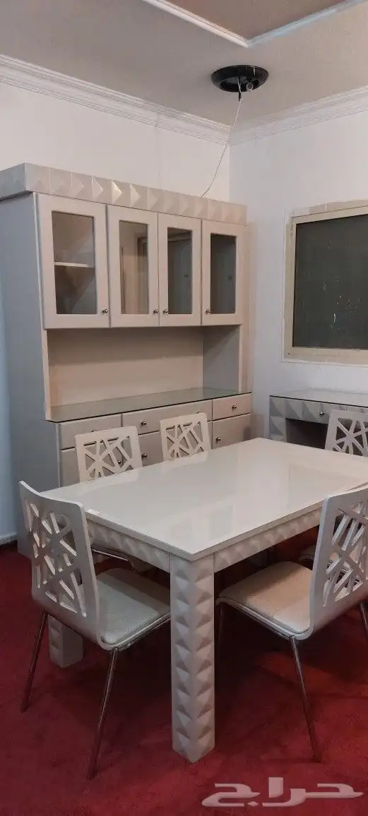 طاولة طعام شبه جديدة 0