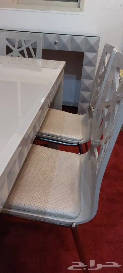 طاولة طعام شبه جديدة 4