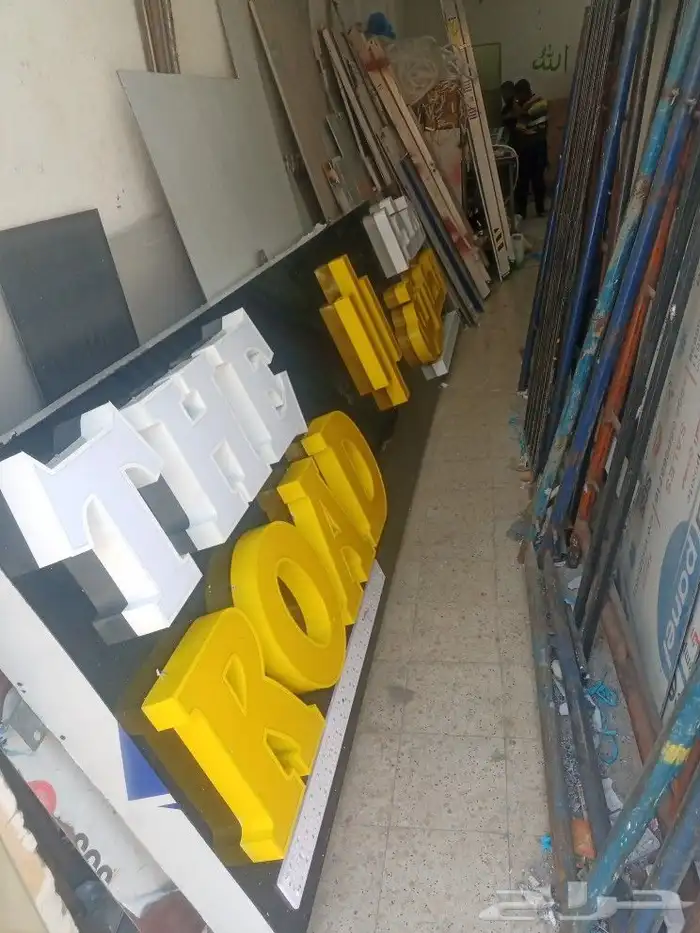 خطاط لوحات حروف بارزه كلادينج بحسب اشتراطات البلدية 38