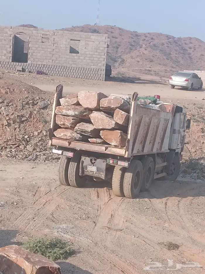 يوجد لدينا بكلينات لبنا الحجر وقص الأراضي وقلابات لتحميل الح 1