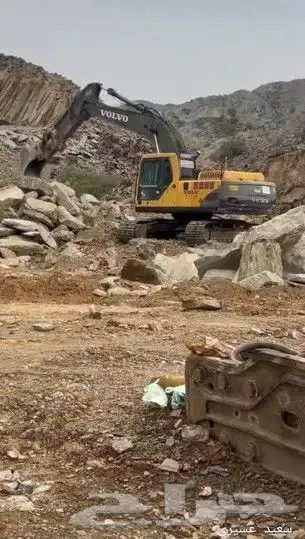 بكلين لبنا الحجر وقص الاراضي وفتح خطوط وتسويتها وهدم الصبيات 0