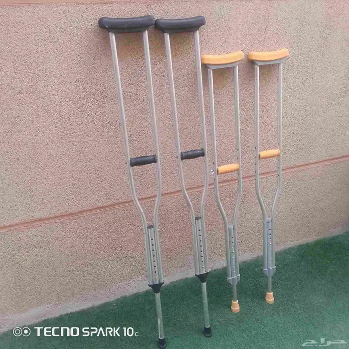 للبيع عكازات نظيفه جدا استخدام مره واحده فقط 0
