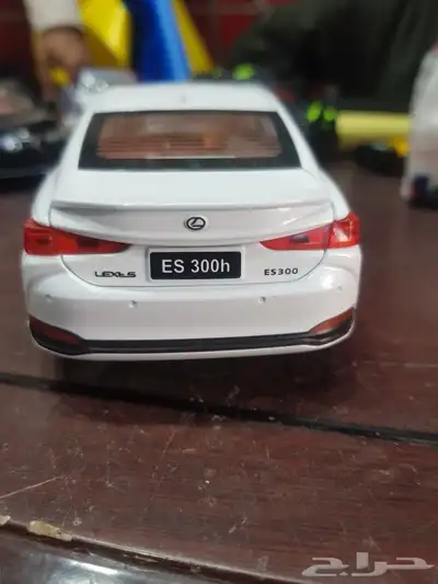 مجسم is 300 متوفر اسود وابيض وفضي 1