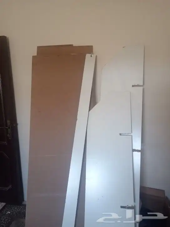 سرير كبير للبيع به مولتين مكسورين مجانا. 3
