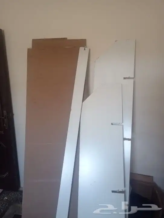 سرير كبير للبيع به مولتين مكسورين مجانا. 2