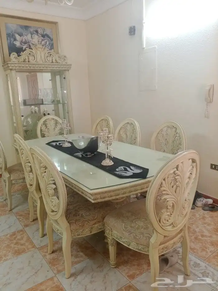 للبيع طاوله طعام ثمانيه اشخاص مع الدولاب 0