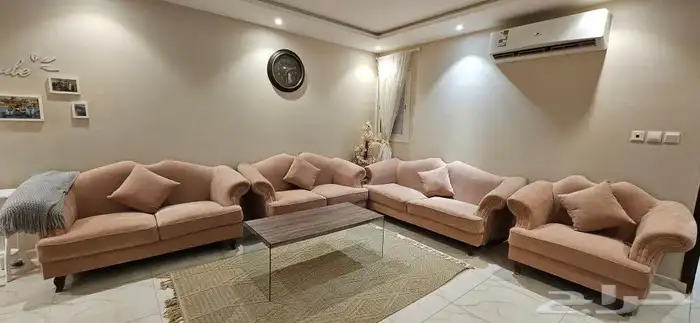 كنب فاخر باللون الوردي 0