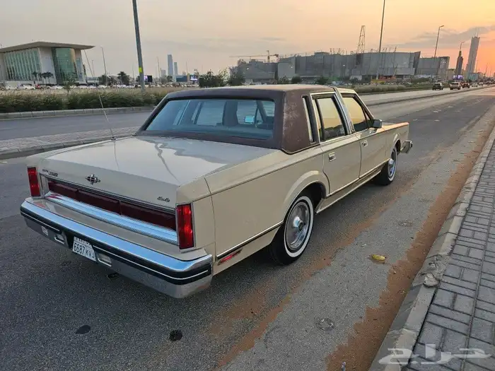 لنكون تاون كار موديل 1981 نظيف للبيع 4