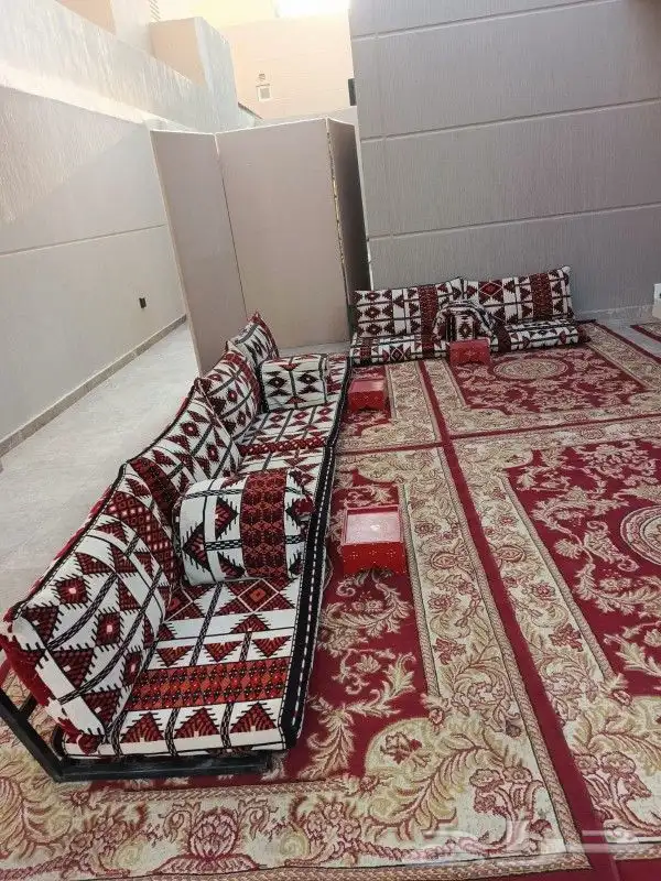 قهوجين وصبابين رجال ونساء كنب وكراسي طاولات ومضلات 1