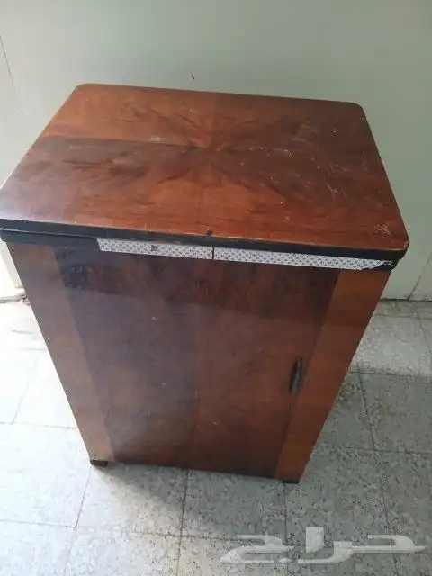 للبيع ماكينة خياطه مع صندوقها 2