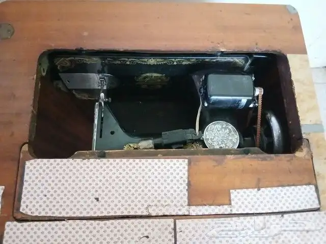 للبيع ماكينة خياطه مع صندوقها 3