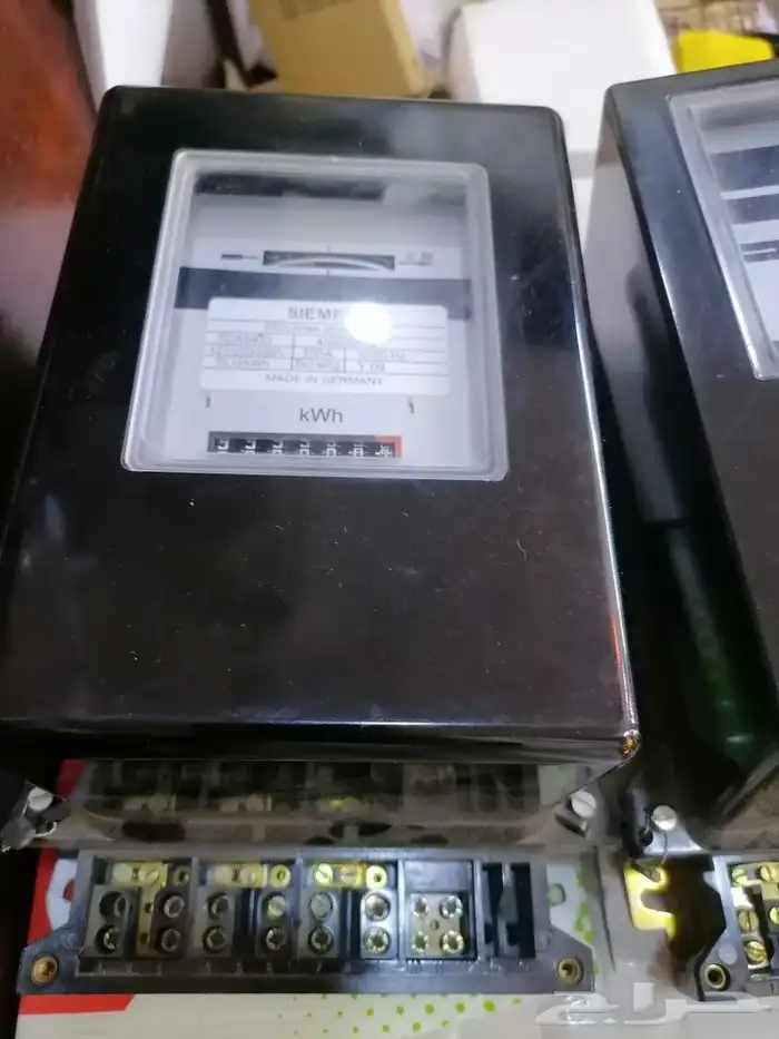 عداد تجاري يحسب تكلفة الكهرباء 1