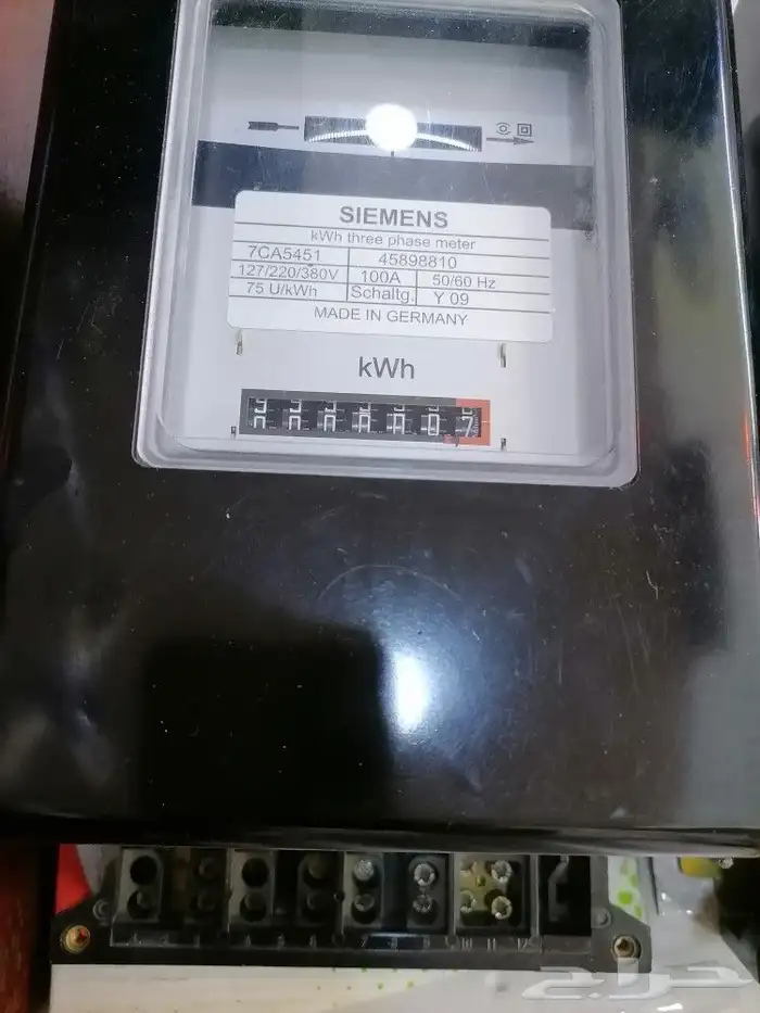 عداد تجاري يحسب تكلفة الكهرباء 0