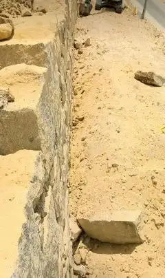 معلم حجر يوجد بكلين للبنا. وقص الأراضي وتكسير اصخور.تهامه 3