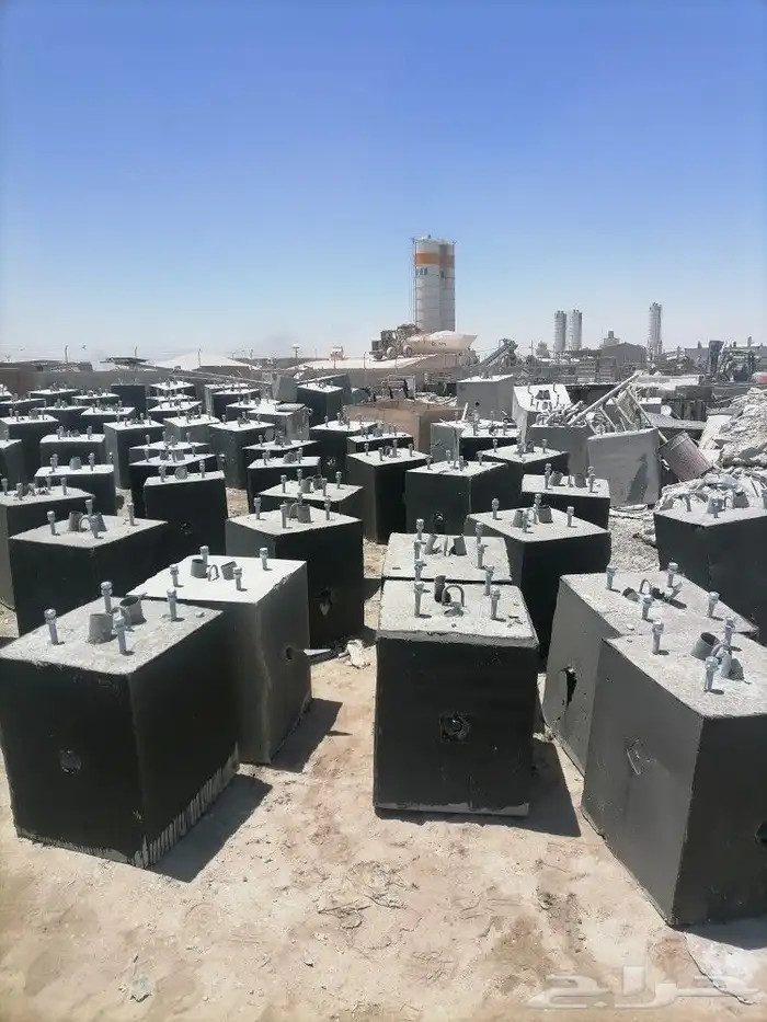 قواعد خرسانية لأعمدة الإنارة والكهرباء قاعدة خرسانية 0