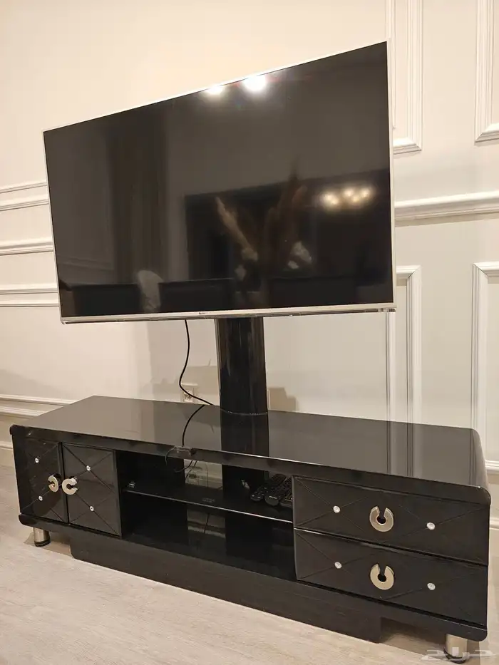 تلفزيون 50 بوصه مع الطاوله 1