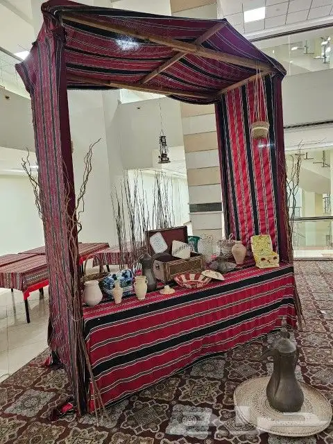 ديكورات تخرج قبعات و عقود لوحات مضيئه غبقة ركن تراثي جلسه 2