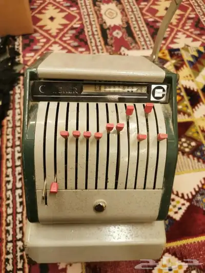 آلة قديمة تستخدم لطباعة الأرقام والتاريخ على الشيكات 3