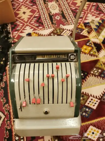 آلة قديمة تستخدم لطباعة الأرقام والتاريخ على الشيكات 0