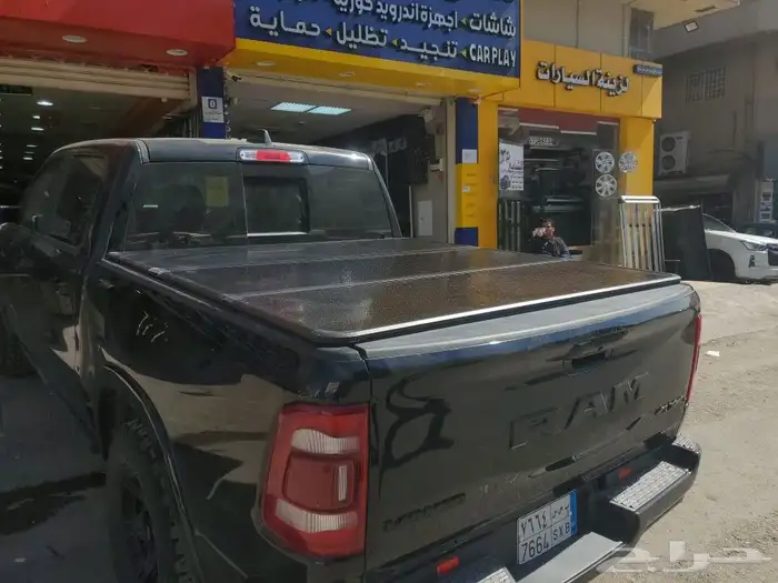 غطاء صندوق شاحنة صلب ثلاثي الطيات متوافق مع دودج رام 5